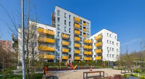 Przestronny Apartament z 2 Sypialniami Parkingiem i Balkonem by Noclegi Renters - Image 4