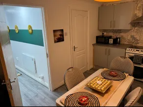 Cheerful 5-bedroom home with free parking on site - Image 4
