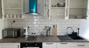 Kurvilla Hotel & Apartment - Image 2