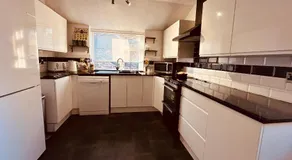 Mary Page Suite Your Home in the Heart of Town 3-Bed Parking - Image 5