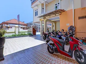 RedDoorz Syariah at Aura Homestay - Image 5