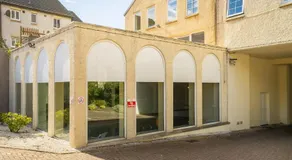 Central Bright 3 Bed Flat with Pool & Parking - Image 5