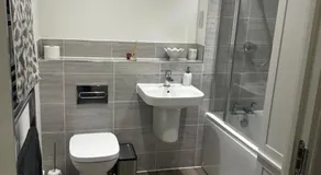 Modern Private Room and Bath in Maidenhead Near Heathrow Airport - Image 2