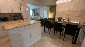 Ground Floor 2 Bedroom Apt, Onsite Parking, Edge of Glastonbury and Street - Image 2
