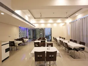 OYO 9594 Hotel Shree Residency - Image 3