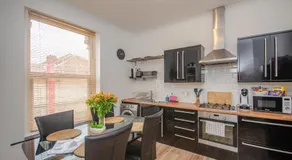 Stylish 91sqm Victoria 2 bedroom Apartment - Image 3