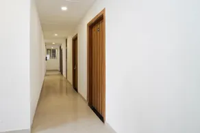 Hotel O Noida Sky Suites Sector 44 Near botanical metro - Image 3