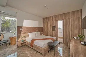 California Hotel - Image 4