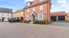 4Bed 3bath Bedford Sleeps 7 Driveway parking for 2 - Image 3