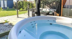 Pet Friendly Home in Chelmsford-Hot Tub-Sleeps 6 - Image 3