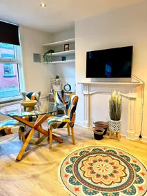 Leeds 2 BR Townhouse - 4bed - Short & Long Stay - Image 2