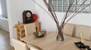 Anna's - Image 3