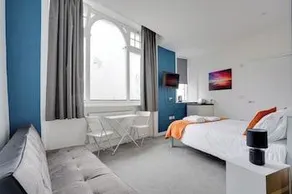 Homesly Guest Rooms, Comfortable En-suite Guest Rooms with Free Parking and Self Check-in - Image 5
