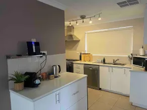 Spacious 5 bed opposite IGA & Golf Course - Image 4