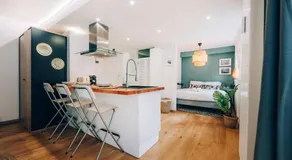 Cozy Central Studio with Private Terrace - Image 4