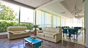 Hotel Holiday Park - Image 2