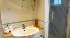 Modern 1 bed flat with parking by Bluewater shopping mall - Image 2