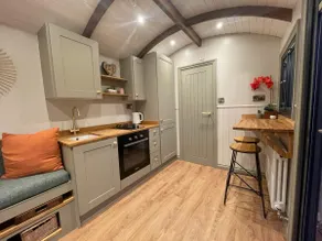 The Dragonfly - Luxury Lakeside Shepherds Hut - Image 3