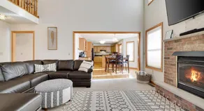 Luxury Spacious Home with some FREE Amenities and Activities! - Image 2
