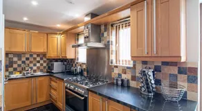 Exclusive 3-Bedroom Villa in Sheffield - Image 5