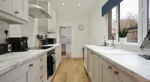 3-Bed Home Perfect for Exploring Nottingham & Derby - Image 4