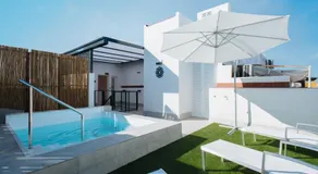 Lola 14 Suite Apartment - Image 3