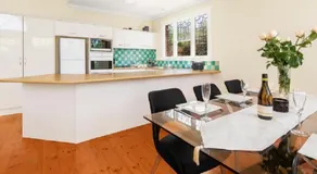 Adelaide Style Accommodation - City to Beach - Free WIFI - Free 3 car parking - Great location - Image 3