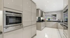 Luxury 5 Bedroom with Pool & Games Room - Image 3