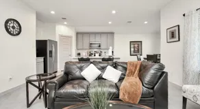 Exquisite 3 Bedroom Home in Katy - Image 2