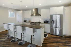 Lakefront Luxury - Image 4