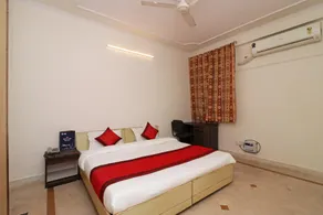 OYO 11452 Golden Castle Lodge - Image 3