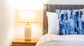 2BR City Centre Flat - Juliette Balcony - Sleeps 6 - Image 2