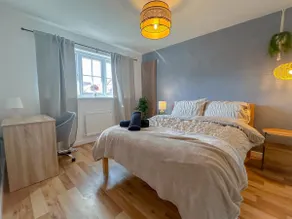 Perfect Booking | 3 Bed Home in Central Bracknell - Image 2