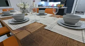 Large 4 Bed Hse, Sleeps 7, 3 BTH, Drive PRKG-4 Cars, M4-A329, Shinfield Studios, 10mins, Reading, Ascot & Legoland 20mins, Film Crew, Contractor & Family Friendly - Image 2
