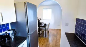 4 beds spacious Apartment, with Parking & WIFI, CHAFFORD HUNDRED, near station & shopping, long stays! - Image 5