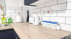 Barnsley Stay l Sleeps 6 l Parking & Fast WIFI - Image 3