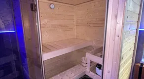 Wellness Suite mit Whirlpool & Sauna - Image 3
