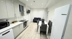 Luxury 3 Bedroom Retreat 5 min to Elizabeth - Image 4