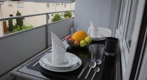Modernes Studio mit großem Balkon, vollausgestatteter Küche und idealem Arbeitsplatz für Home Office - Image 5