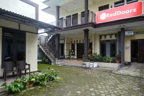 RedDoorz Syariah near Gardu Pandang Dieng - Image 5
