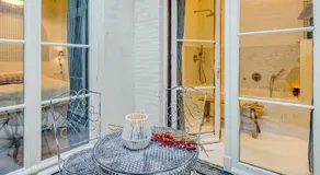 Miss Tinguett 3 Private Rooms Historic Boutique Stay with Private Sauna Central Bruges - Image 2