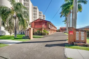 Tranquil 2-Bed Townhouse Close to Redcliffe Beach - Image 3