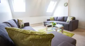 Comfortable Swindon Town Centre Apartments, FREE Parking, sleeps up to 8 - Image 4