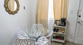 Artful Retreat - King Bed, Work Desk, WIFI, Unique Murals, Perfect for Business Travelers, Downtown & Near Universal Studios - Image 4