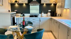 FREE PARKING - Prime York City Centre Apartment near Minster with River View - Image 2
