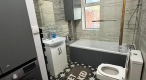 Jerry's lane 3 bed house free parking free wifi - Image 2