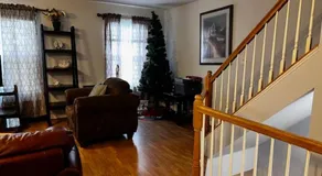 7 minutes to IAD upstairs room in DC Metro area Middle size room - Image 3