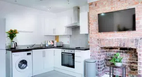 Modern 2 bedroom flat - 15 minutes to Liverpool - Image 5