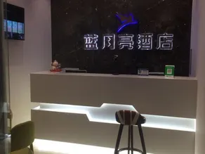 Blue Moon Hotel - Image 2