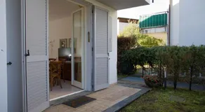 Appartamento con giardino e parcheggio privato - Image 4